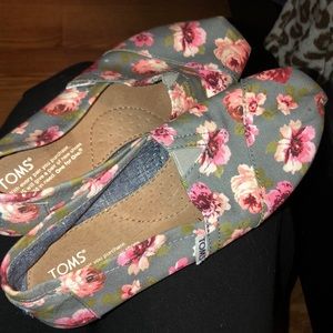 TOMS Rose Bud shoes (US SIZE W 6.5)